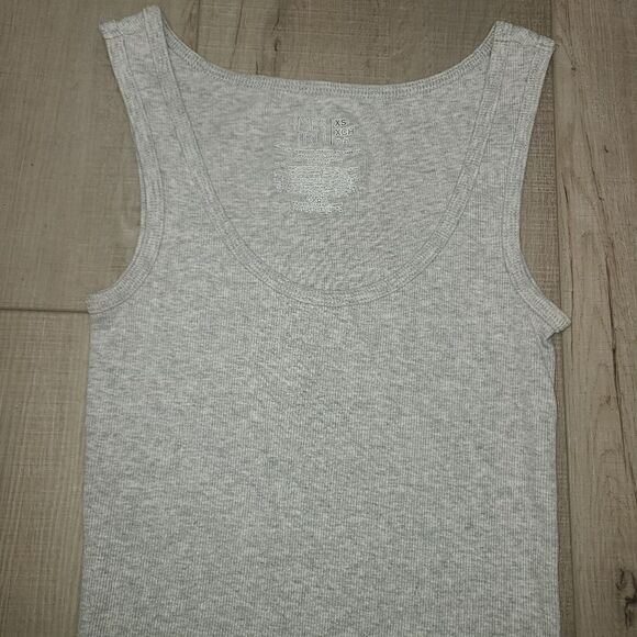 Set of 2 XS Women's Tank Tops - Picture 7 of 8